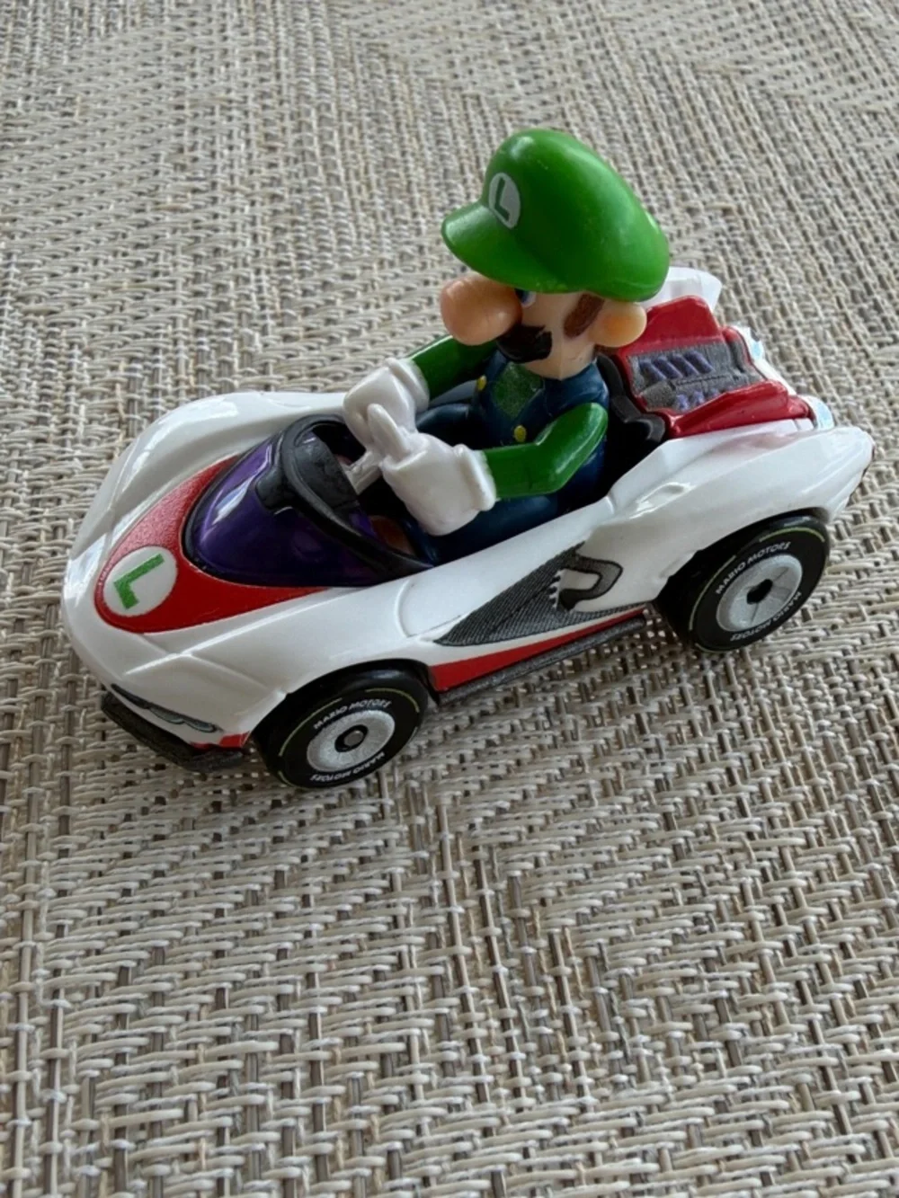 Nintendo Mario Kart Hot Wheels Luigi P-Wing Diecast Car White Green 1:64 Scale